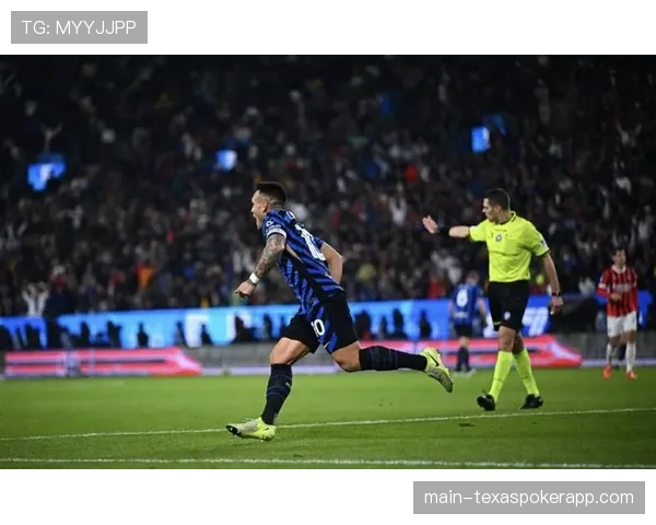 瞬间:莱奥突破造点后与恰尔汗奥卢发生争执,双方队员迅速介入